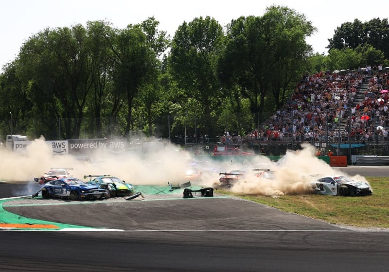 Ongelofelijke crash: massale kettingbotsing op Monza zorgt voor chaos