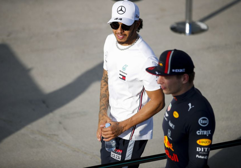 Hamilton: "Verstappen presteert op ongelooflijk hoog niveau"