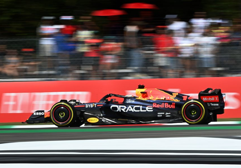 Verstappen is Ferrari te snel af tijdens derde vrije training Italië, De Vries op P14