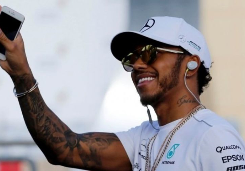 Hamilton: 'Het is niet dat ik niet hard werk, maar doe leuke dingen met vrienden'
