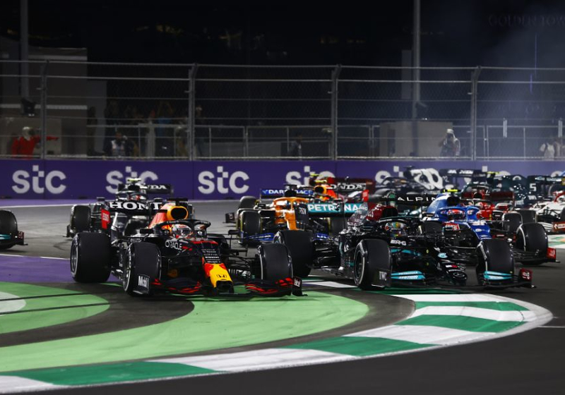 Buitenlandse pers zien 'onsportieve' Verstappen: "Max verdiende de zwarte vlag"