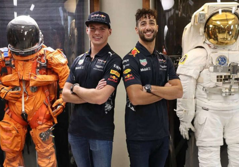 IN BEELD: Verstappen en Ricciardo bezoeken Space Center