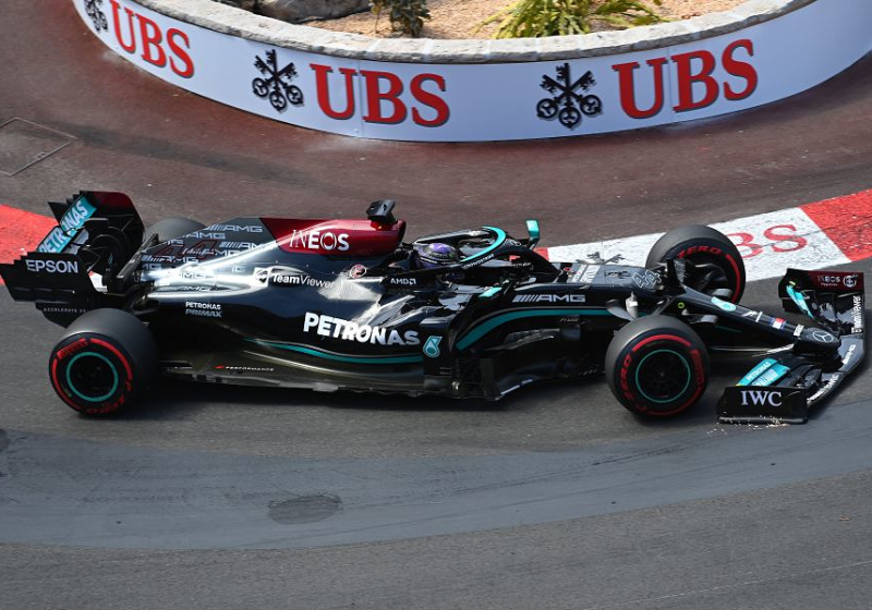 Mercedes verklaart 'vroege' pitstop Hamilton: "Red Bull creëerde expres een pit window"