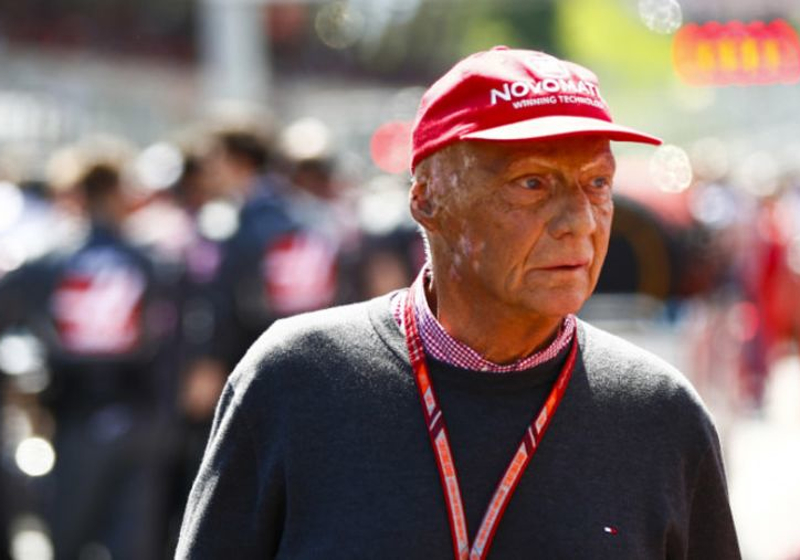 Mercedes begroet Niki Lauda met rode pet in fabriek