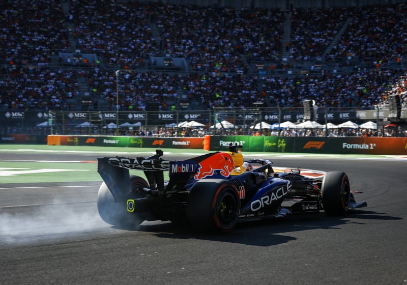 Verstappen ziet winst in kwalificatie in rook opgaan: Hamilton pakt eerste Ferrari-pole