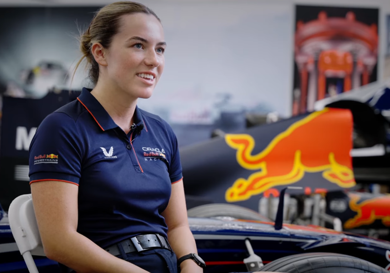 Red Bull presenteert eerste vrouwelijke monteur van het team: "Trots om hier te zijn"