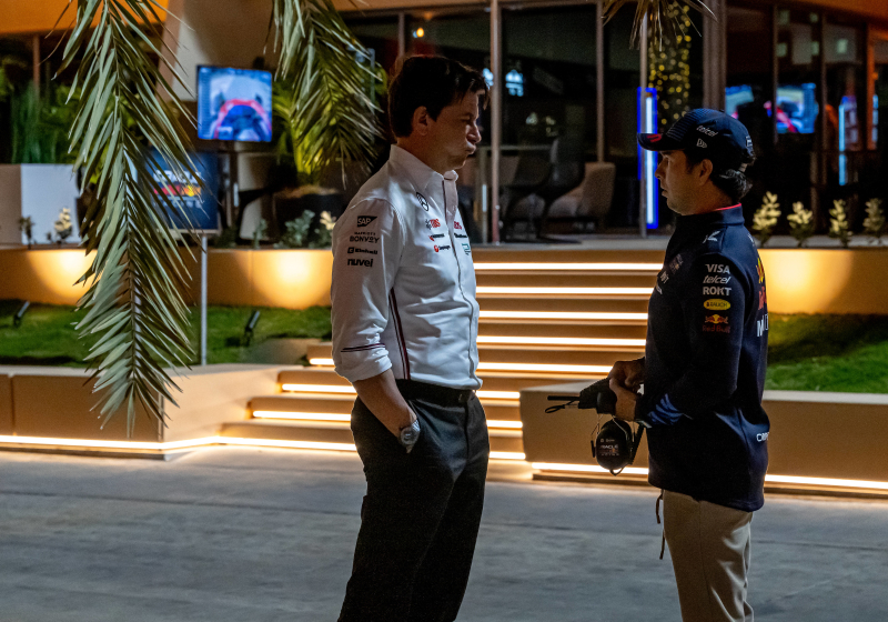 BOMBAZO: Mercedes revela LA MEJOR NOTICIA para Checo Pérez en 2026