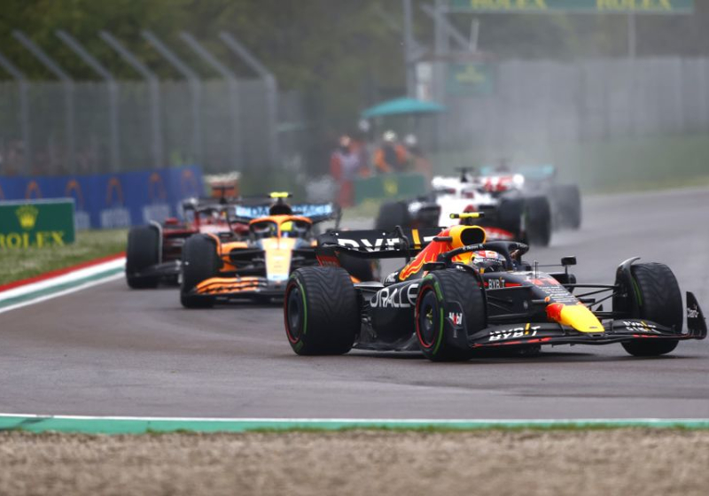 En Ferrari no se arrepienten de que Leclerc atacara a Checo