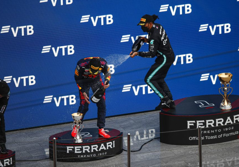Hamilton wilde overwinning Rusland opofferen om Verstappen op te vangen