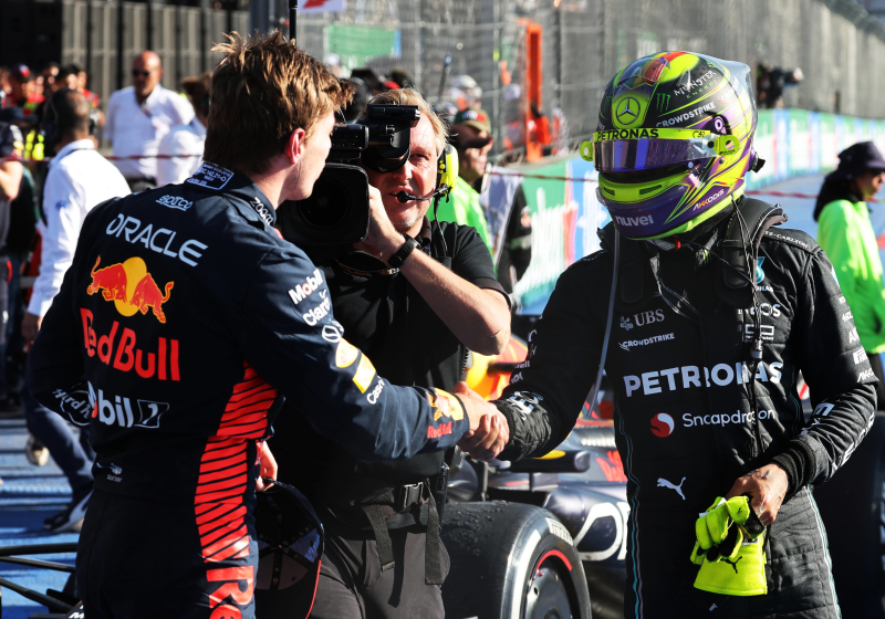 Max Verstappen va por la marca de pole positions de Lewis Hamilton