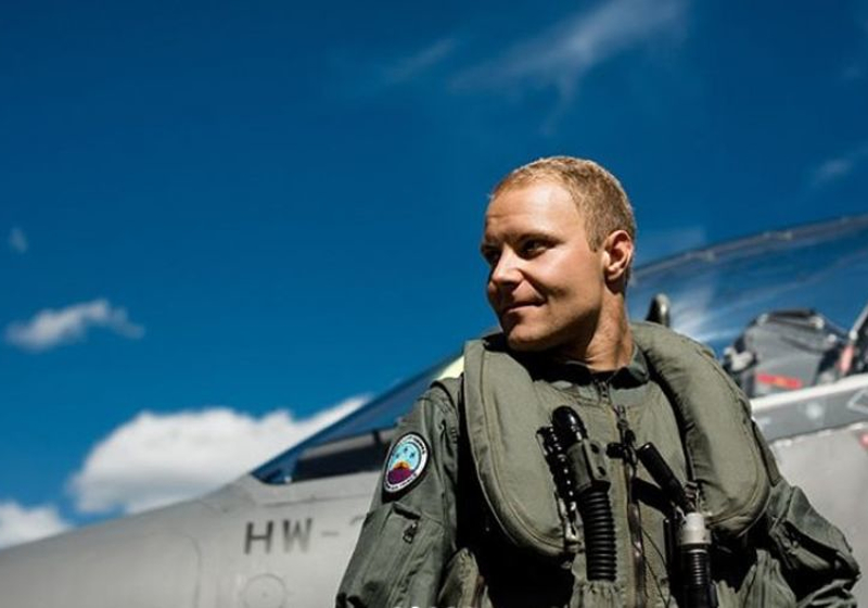 Valtteri Bottas vliegt mee in een straaljager van de Finse luchtmacht