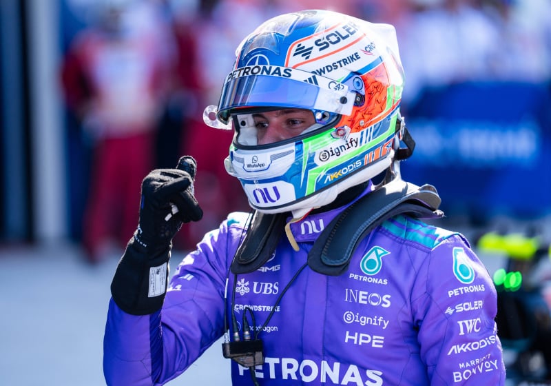 Antonelli wijst naar fout Verstappen na derde F1-zege op rij: "Daar had ik geluk mee"