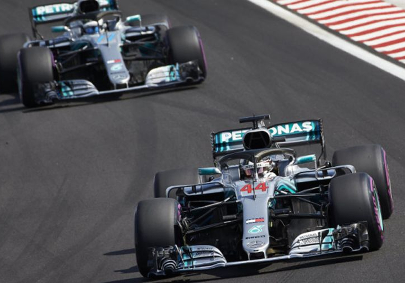 Hamilton wil Bottas geen overwinning 'geven': "Dat kan hij zelf wel"