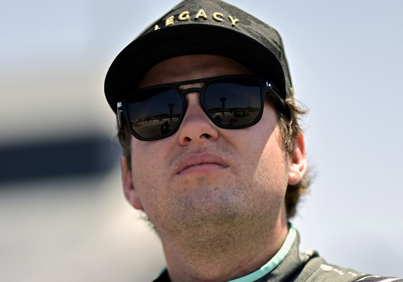NASCAR schorst coureur voor onbepaalde tijd na liken onsmakelijke meme