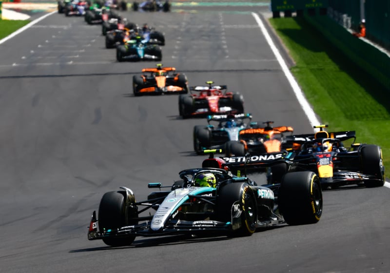 Hamilton baalt van strategie na Russell-zege: "Ik had telkens nog banden over"
