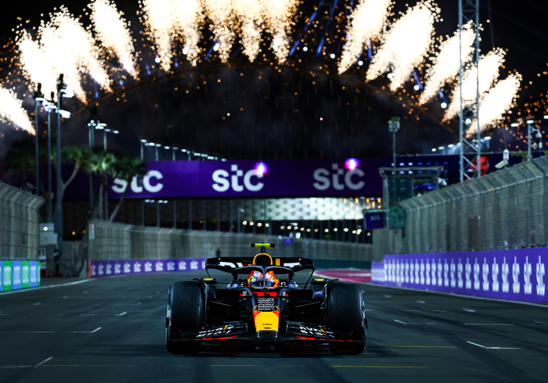 "Checo Pérez debe hablar menos y rendir más para vencer a Max Verstappen"