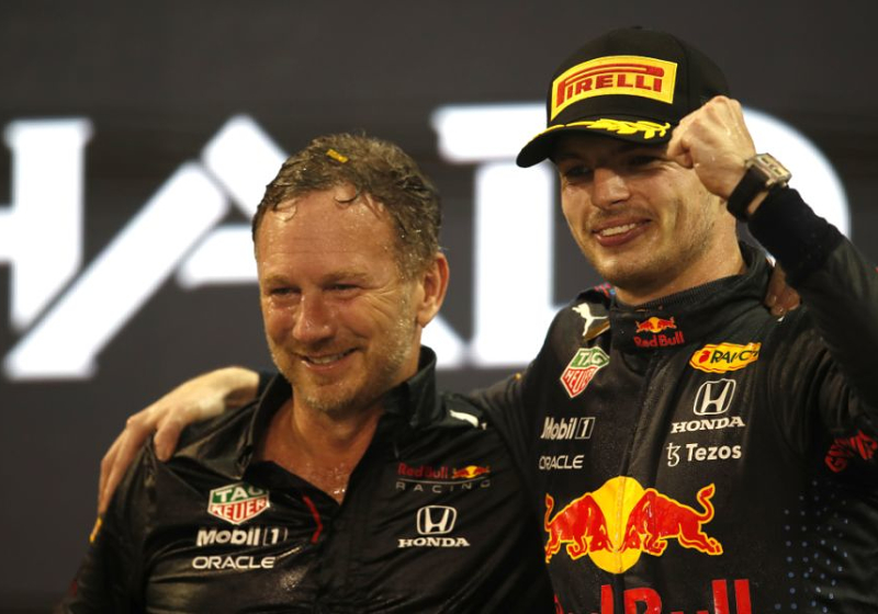 Horner blikt terug op feest na pakken wereldtitel 2021 met Verstappen: "Iedereen kreeg corona"