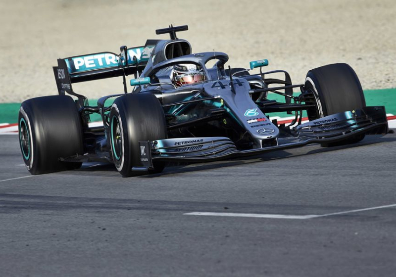 Eerste vrije training Australië: Hamilton snelste, topteams dicht op elkaar