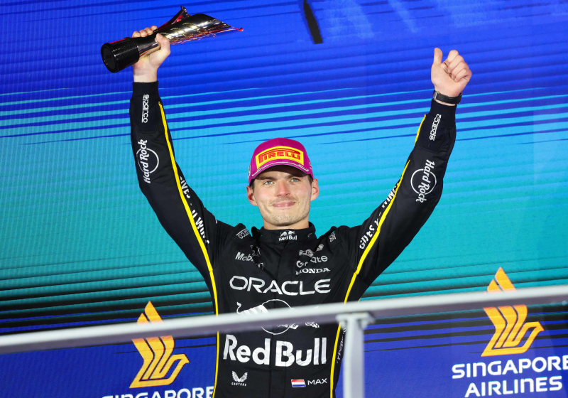 Verstappen grapt in perszaal over wereldtitel: "De kans is 50/50"