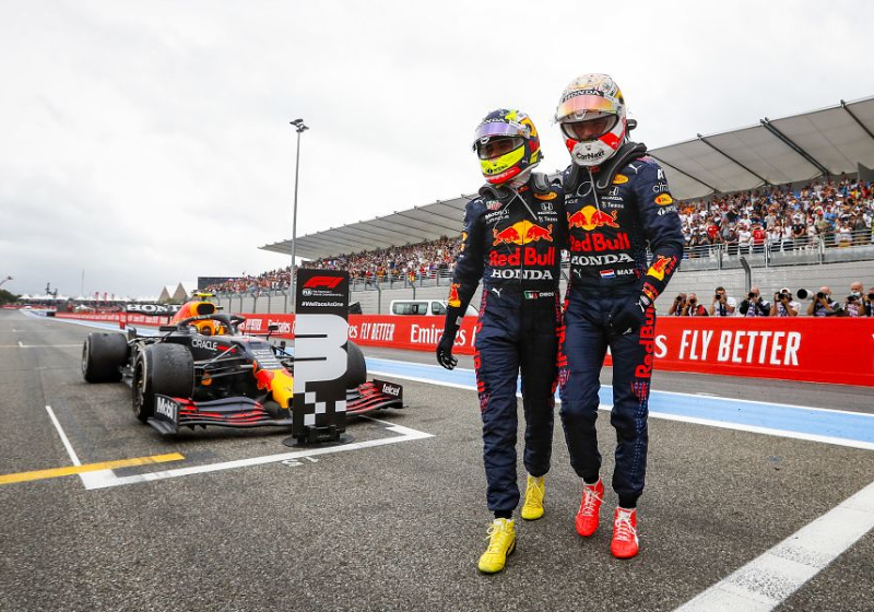 Perez verwacht groots gevecht tussen Hamilton en Verstappen: "Ga Max zoveel mogelijk helpen"