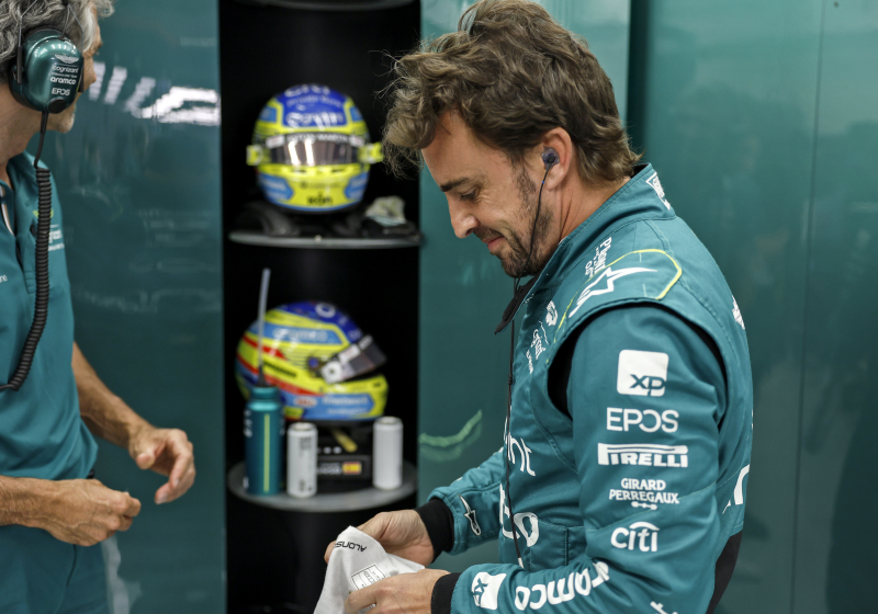 Stroll golpea a Alonso y complica su arrancada