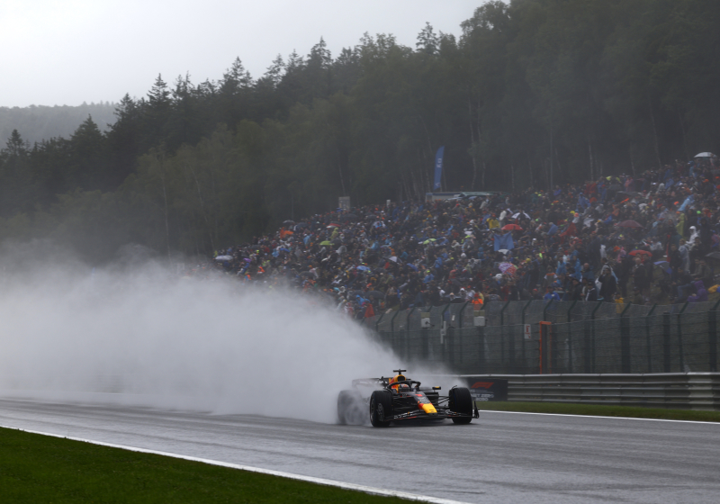 Piastri LEADS Belgian GP sprint as pit stops dominate opening lap