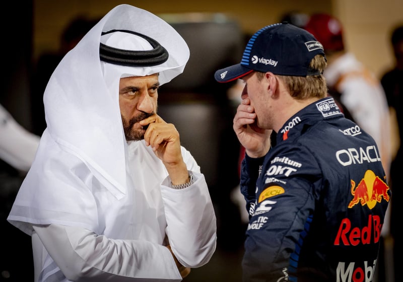 Mohammed Ben Sulayem platica con Max Verstappen