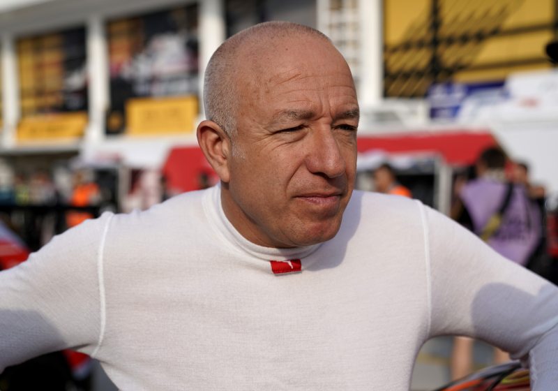 Tom Coronel ziet maar één Ferrari-oplossing: 'Verstappen een blanco cheque aanbieden'