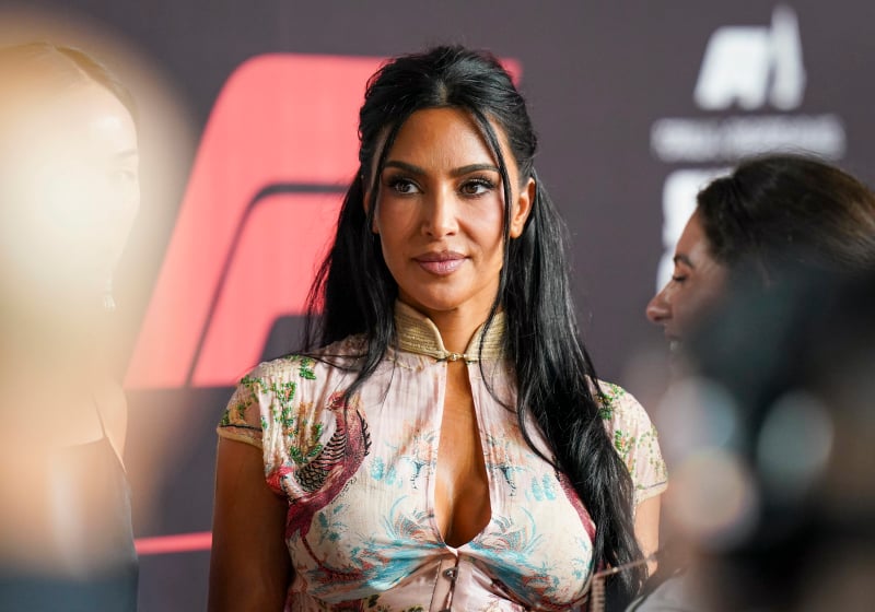 IN BEELD: Kim Kardashian krijgt camera's op zich gericht tijdens weekend in Singapore