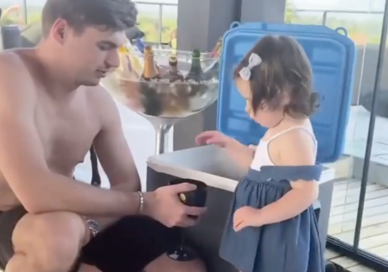 Verstappen, vriendin Kelly Piquet en haar dochtertje hebben genoten van vakantie