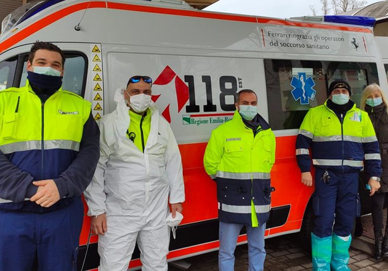 'Ferrari doneert ambulance en helpt bij de strijd tegen het coronavirus'