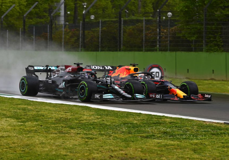 Hamilton wilde aanrijding met Verstappen voorkomen, Russell biedt excuses aan | Week-End