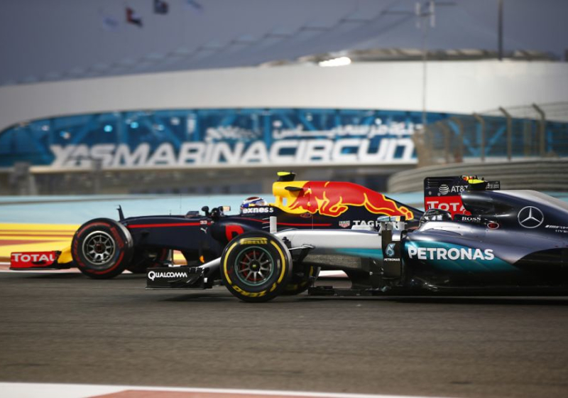 Rosberg trilde van angst bij inhaalactie Verstappen: "Ik was bang"