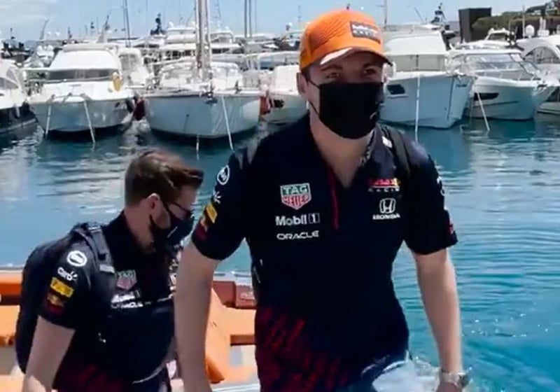 VIDEO: Verstappen arriveert in stijl voor thuiswedstrijd Monaco
