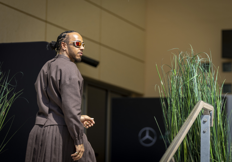 Hamilton onder vuur genomen in Race Café: "Het is een act!"