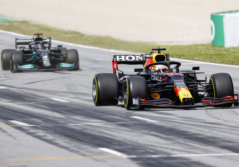 Hamilton 'hanging around in F1' threatens "more titanic battles" - Horner