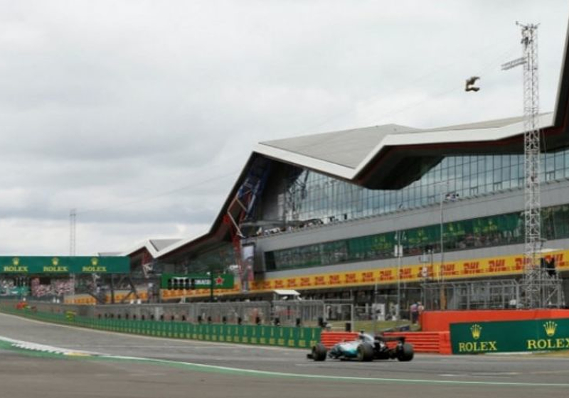 FOTO: Ook Silverstone wordt voorzien van een nieuwe laag asfalt