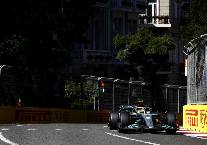 Wolff maakt excuses aan Hamilton via boardradio: "Een sh*tbox om te besturen"