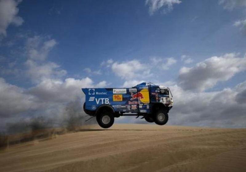 VIDEO: Dakar racer disqualified after hitting spectator with truck