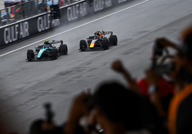 Verstappen wint bizarre F1 GP van Bahrein nadat halve veld stilviel door softwarefout