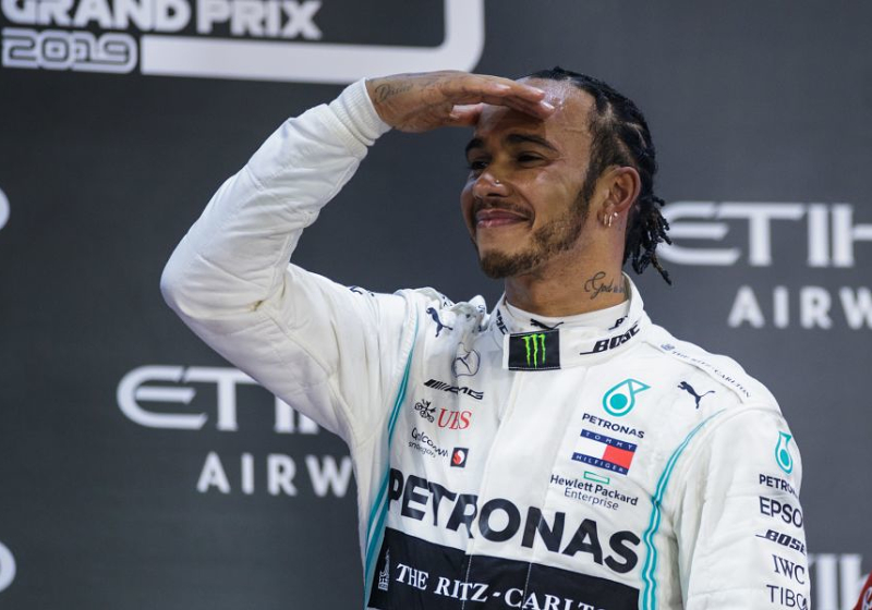 Grosjean uit ongenoegen: 'Onacceptabel dat Lewis meer dan 40 miljoen verdient'