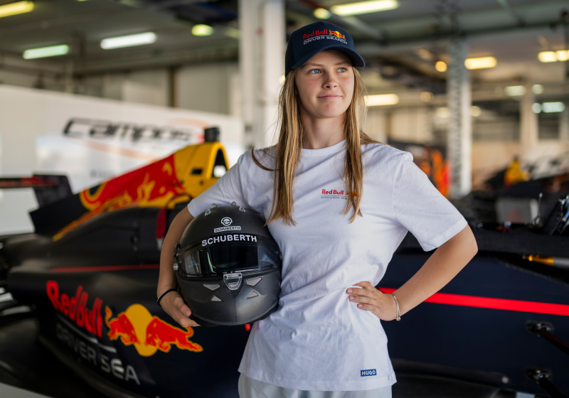 Vrouwelijke coureur krijgt Red Bull-contract: "Mijn doel is om wereldkampioen te worden"