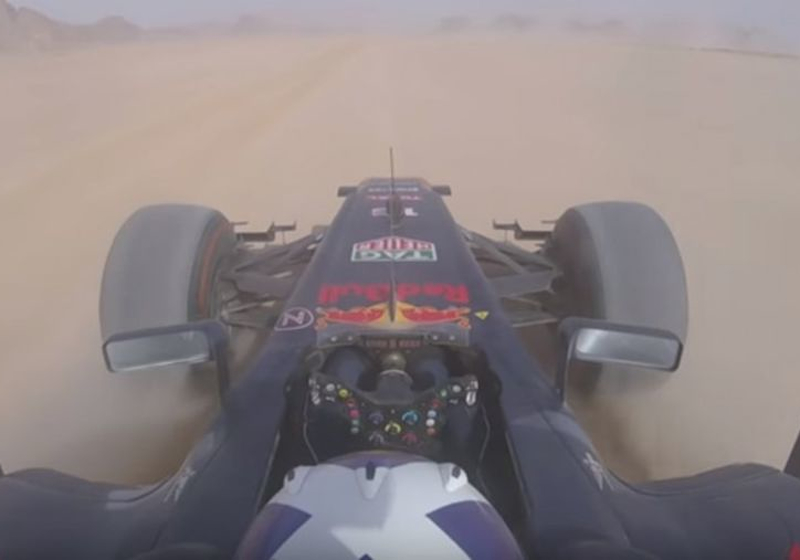 VIDEO: David Coulthard jaagt RB7 door woestijn in Jordanië