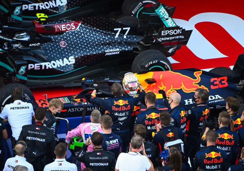 Mercedes gooit deur in het slot voor Red Bull, Renault zet hem op een kier