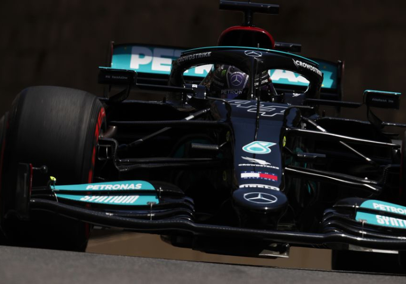 Hamilton left 'scratching his head' by "backwards" Mercedes