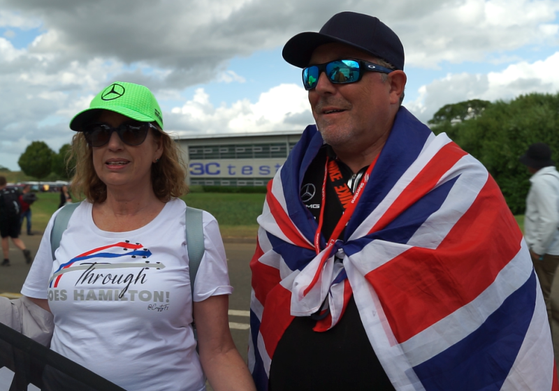 Britse fans kiezen tussen Verstappen en Hamilton: "Op dit moment is Max de baas"