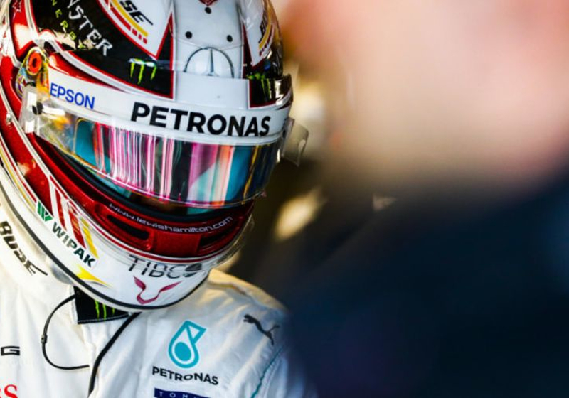 2e vrije training VS: Hamilton snelste in kletsnatte en korte sessie