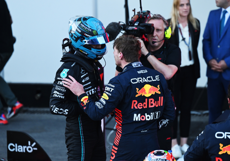 Russell gaat rijstijl niet aanpassen na incident met Verstappen: 'Zijn hier om te vechten'