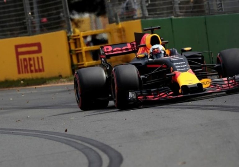 In beeld: De crash van Ricciardo tijdens de kwalificatie