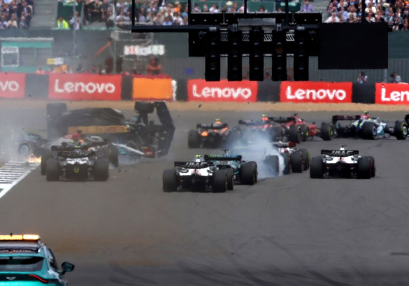 Enorme crash bij start GP Silverstone zorgt voor snelle rode vlag